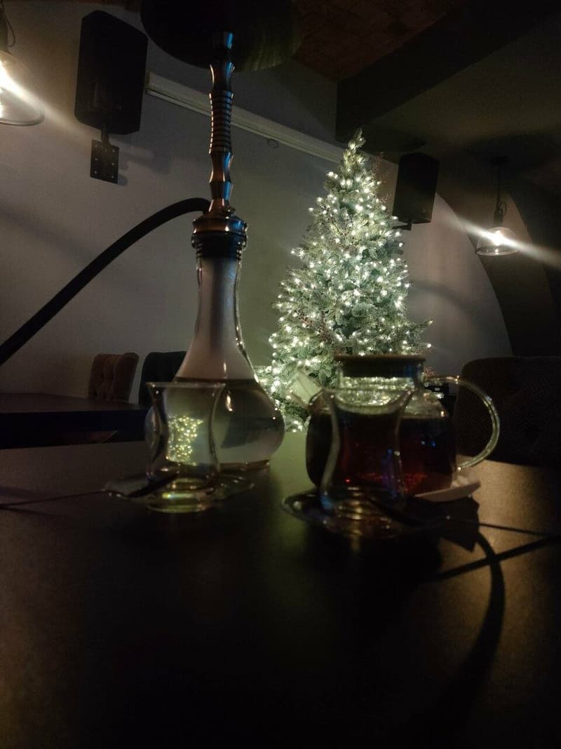 Кальян и чай на столике в Loft Lounge, Ейск